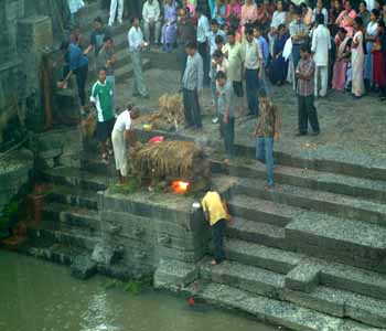 DSCF0101. Nepal, Pashupatinath, Leichenverbrennung